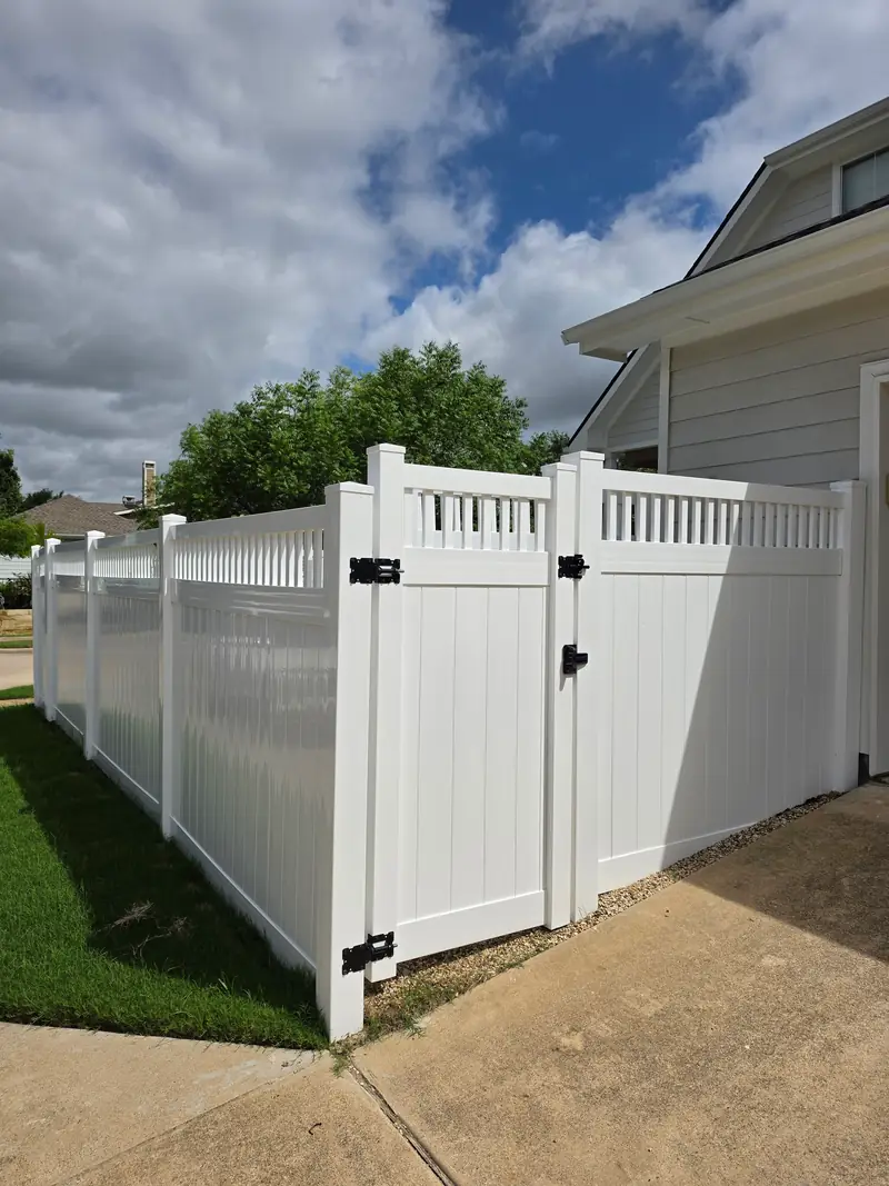 White 6 ft vinyl privacy fence and matching gate with an open picket accent top